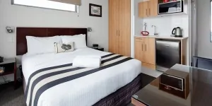 Focus Motel - Studio Unit bed and kitchenette