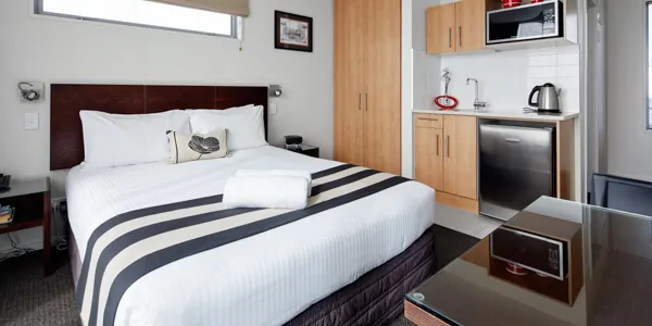 Focus Motel - Studio Unit bed and kitchenette